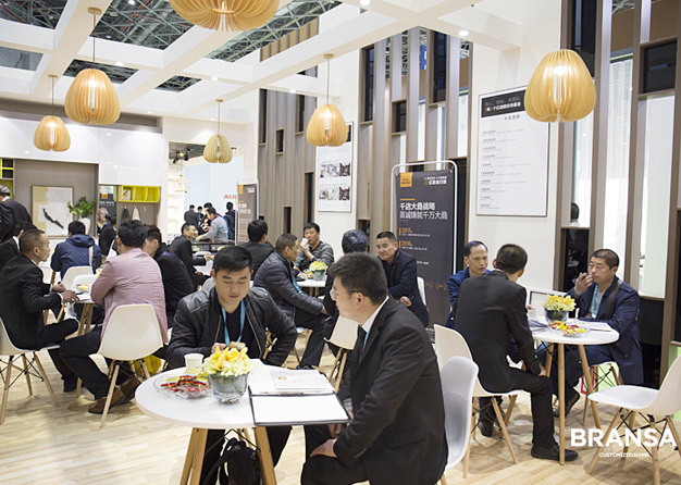 布兰莎草莓污污视频