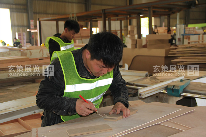 草莓网站APP展览工厂木工工人